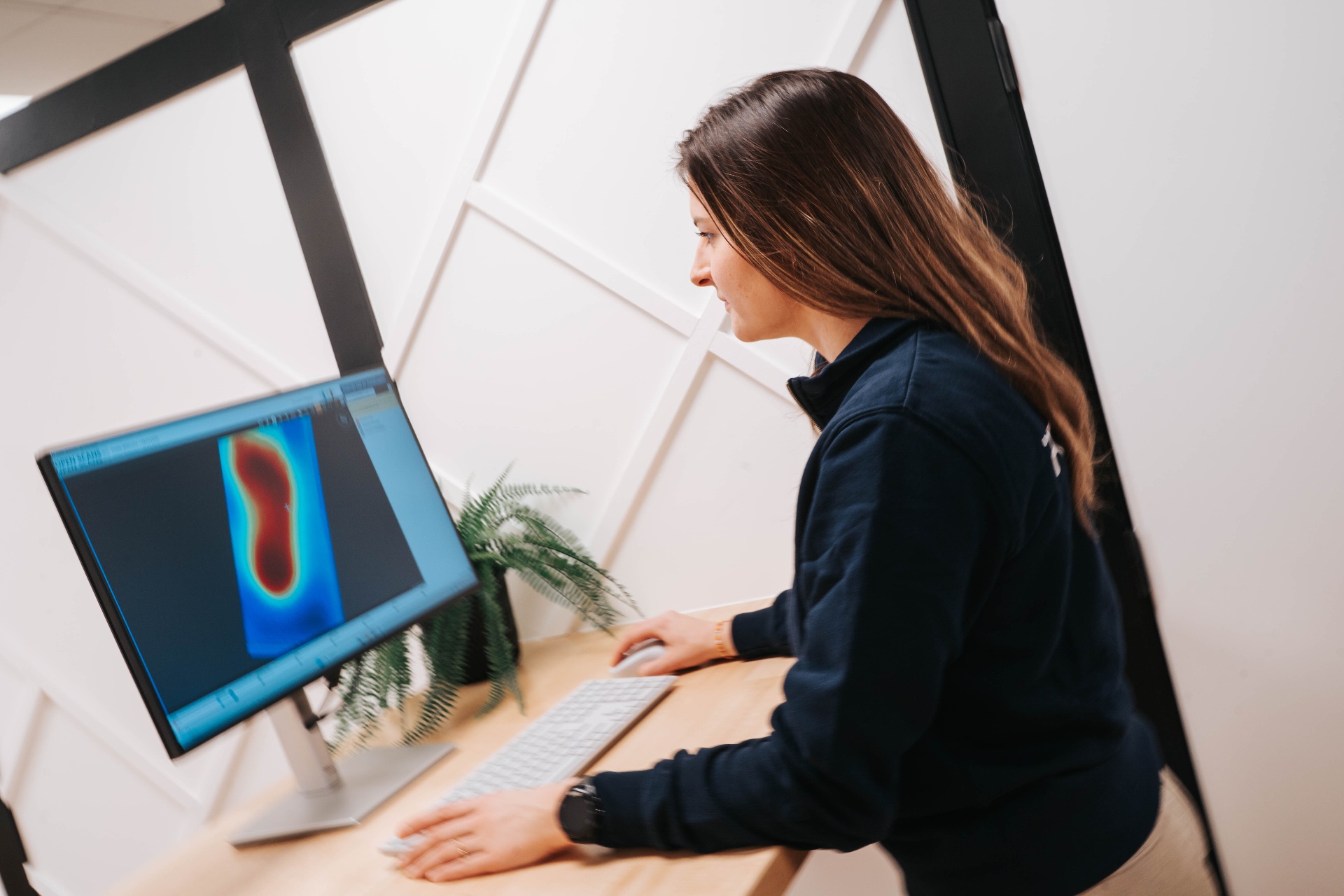 Podologe analyseert drukmeting van een voet op het scherm